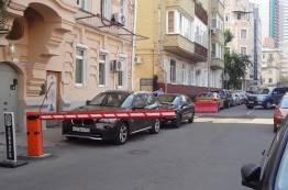 Лишить собственника жилья права парковать машину во дворе нельзя