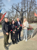 Представители Молодежного совета ППК «Роскадастр» по Калужской области возложили цветы к памятнику Ю.А Гагарина в честь «62-й Годовщины первого полета» Представители Молодежного совета ППК «Роскадастр» по Калужской области возложили цветы к памятнику Ю.А Гагарина в честь «62-й Годовщины первого полета»